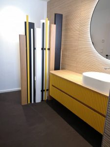 Séparation moderne entre salle de bain et toilette
